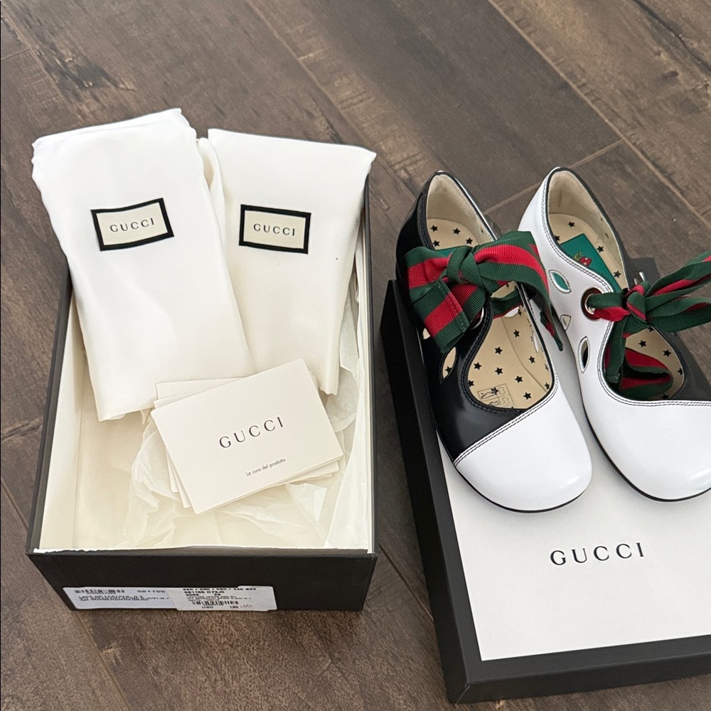 Gucci Kids Black and White Shoes with Red and Green Bow